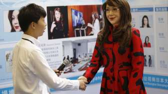 Yangyang, robot berparas cantik ini diperkenalkan di pameran teknologi Global Mobile Internet Conference di Beijing, Cina, (29/4).