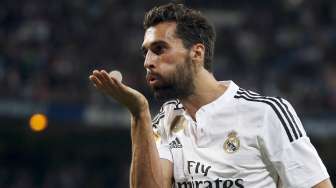 Pemain Real Madrid Alvaro Arbeloa melakukan selebrasi merayakan golnya ke gawang Almeria di Santiago Bernabeu (29/4). Reuters/Sergio Perez