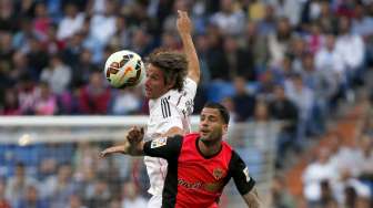 Pemain Real Madrid Fabio Coentrao (kiri) berebut bola dengan pemain Almeria Edgar Mendez di Santiago Bernabeu. Reuters/Sergio Perez