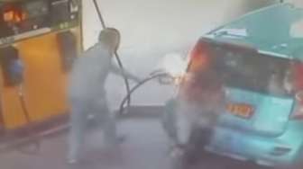 Tak Dikasih Rokok, Perempuan Ngamuk dan Bakar Mobil di Pom Bensin