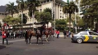 Menuju Istana, Buruh Dikawal Polisi Cantik Berkuda