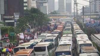 Ini Penampakan Deretan Bus Buruh yang Padati Jalan Sudirman