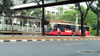 Transjakarta Terbakar di Halte Salemba UI