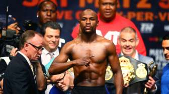 Juara bertahan tinju kelas welter WBC/WBA Floyd Mayweather Jr dari AS dan juara tinju WBO Manny Pacquiao dari Filipina melakukan timbang badan resmi di MGM Grand Garden Arena di Las Vegas, Nevada, (1/5).[Reuters/Steve Marcus]