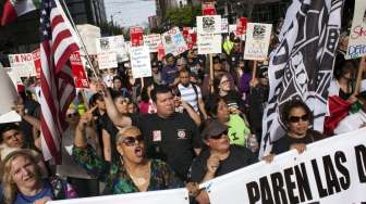 Demonstran menggelar aksi pada Hari Buruh Internasional atau May Day (1/5) di Seattle, Washington. [Reuters/David Ryder]