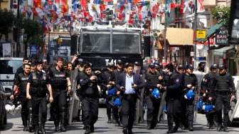 Polisi memblokade jalan untuk mencegah demonstran May Day menggelar aksi di Lapangan Taksim, Istanbul, Turki, (1/5). [Reuters/Umit Bektas]