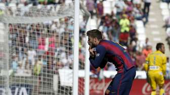 Pemain Barcelona Gerrard Pique rayakan gol ke gawang Cordoba (2/5) [Reuters/Javier Barbancho]