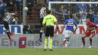 Pemain Juventus Arturo Vidal mencetak gol ke gawang Sampdoria (3/5) [Reuters/Stefano Rellandini]