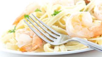 Lezatnya Fettucini Udang dan Bayam