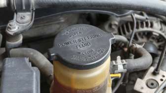 Posisi Ban Tak Lurus Saat Parkir Mobil Bisa Merusak Power Steering?