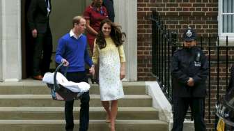 Pangeran Williams dan Kate Middleton di depan Lindo Wings of St Mary Hospital, bersama bayi perempuannya, Sabtu (2/5/2015) (Reuters/Suzane Plunkett)