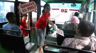 Memperingati Hari Kebebasan Pers Sedunia, AJI Indonesia membagi-bagikan selebaran tentang kebebasan pers kepada warga dan pengguna jalan di Taman Menteng, Jakarta Pusat, Minggu (3/5/2015). [Suara.com/Oke Atmaja]