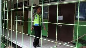 Suasana kesiapan dan penjagaan naskah Ujian Nasional (UN) SMP di salah satu sekolah pusat Subrayon 02 Jakarta Pusat, Minggu (3/5/2015). [Suara.com/Oke Atmaja]