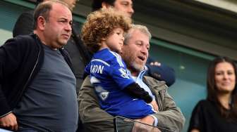 Pemilik klub Chelsea Roman Abramovich merayakan keberhasilan timnya dengan anaknya, Aaron. Reuters / Dylan Martinez Livepic