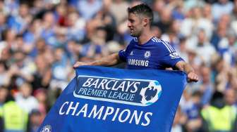 Pemain Chelsea Gary Cahill merayakan keberhasilan tim menjuarai Barclays Premier League. Reuters / Carl Recine Livepic