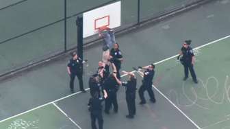Kabur dari Kejaran Polisi, Lelaki Ini Nyangkut di Ring Basket