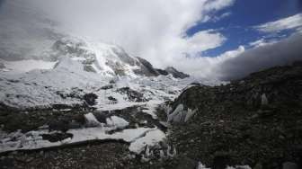 Gempa Membuat Everest Menyusut