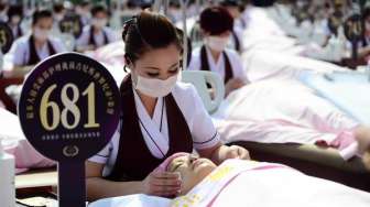 Sebanyak seribu orang menjalani pijat facial di Cina dalam usaha memecahkan rekor dunia, Senin (4/5).
