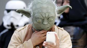 Sejumlah orang berkostum tokoh-tokoh Star Wars tampak berkeliaran dalam sebuah ajang peringatan Hari Star Wars yang digelar di Tokyo, Jepang, Senin (4/5/2015). [Reuters/Toru Hanai]