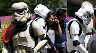 Sejumlah orang berkostum tokoh-tokoh Star Wars tampak berkeliaran dalam sebuah ajang peringatan Hari Star Wars yang digelar di Tokyo, Jepang, Senin (4/5/2015). [Reuters/Toru Hanai]