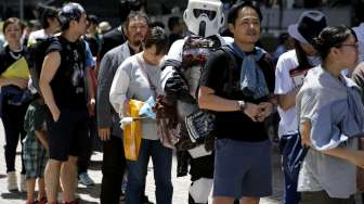 Sejumlah orang berkostum tokoh-tokoh Star Wars tampak berkeliaran dalam sebuah ajang peringatan Hari Star Wars yang digelar di Tokyo, Jepang, Senin (4/5/2015). [Reuters/Toru Hanai]
