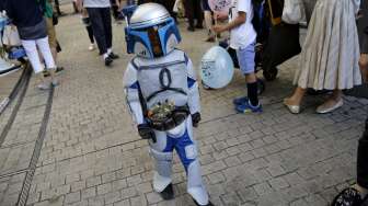 Sejumlah orang berkostum tokoh-tokoh Star Wars tampak berkeliaran dalam sebuah ajang peringatan Hari Star Wars yang digelar di Tokyo, Jepang, Senin (4/5/2015). [Reuters/Toru Hanai]