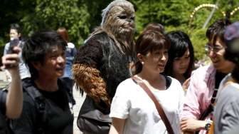 Sejumlah orang berkostum tokoh-tokoh Star Wars tampak berkeliaran dalam sebuah ajang peringatan Hari Star Wars yang digelar di Tokyo, Jepang, Senin (4/5/2015). [Reuters/Toru Hanai]