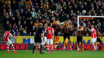 Pemain Arsenal Alexis Sanchez menjebol gawang Hull City lewat tendangan bebasnya. Reuters / Andrew Yates Livepic