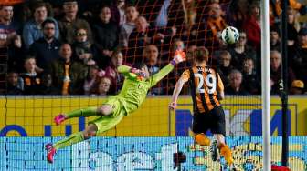 Pemain Hull City Stephen Quinn mencetak satu gol balasan ke gawang Arsenal. Reuters / Andrew Yates Livepic