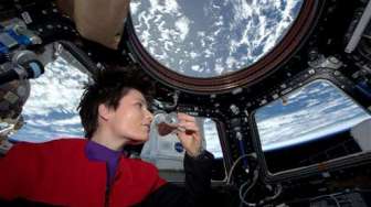 Astronot Perempuan Italia Seduh Espresso Pertama di Antariksa