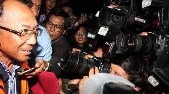Mantan Menteri dan Energi Sumber Daya Mineral Jero Wacik akhirnya ditahan KPK, (5/5). Penahanan dilakukan setelah Jero diperiksa 8 jam terkait kasus dugaan pemerasan di Kementerian ESDM tahun 2011-2012. [Suara.com/Oke Atmaja]