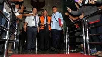 Mantan Menteri dan Energi Sumber Daya Mineral Jero Wacik akhirnya ditahan KPK, (5/5). Penahanan dilakukan setelah Jero diperiksa 8 jam terkait kasus dugaan pemerasan di Kementerian ESDM tahun 2011-2012. [Suara.com/Oke Atmaja]