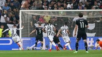 Pemain Juventus Alvaro Morata mencetak gol ke gawang Real Madrid di Turin (6/5). Reuters / Stefano Rellandini