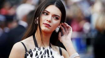 Ada Tanda Cupang di Leher Kendall Jenner dan Anwar Hadid?