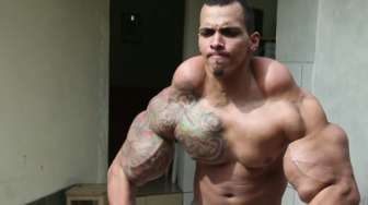 VIDEO: Wow,  Lelaki Ini Punya Tubuh Seperti Hulk