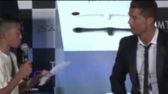 VIDEO: Cristiano Ronaldo 'Lindungi' Bocah yang Dicemooh Orang
