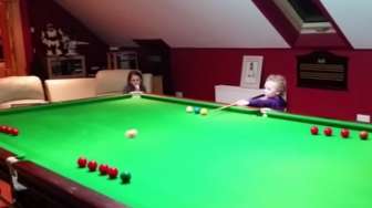 VIDEO: Wow, Bocah Tiga Tahun Jago Main Biliar