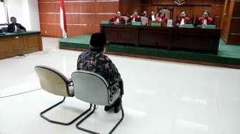 Sidang Perdana Waryono Karno