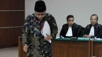 Sidang Perdana Waryono Karno