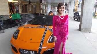 Wah, Bella Sophie Pamer Mobil Mewah