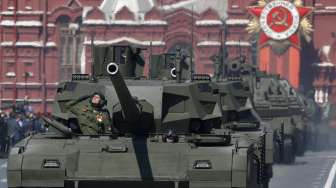 Tank Rusia Armata T-14 dalam latihan parade Victory Day di Moskow, (7/5). (Reuters/Grigory Dukor)