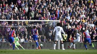 Striker MU, Juan Mata, mencetak gol dari titik penalti di laga kontra Crystal Palace, Sabtu (9/5) [Reuters/Tony O'brien].