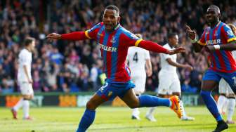 Pemain Crystal Palace Jason Puncheon mencetak gol ke gawang Manchester United guna menyamakan kedudukan. Reuters / Eddie Keogh Livepic