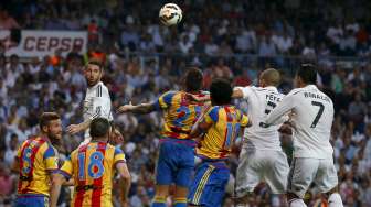 Pemain Real Madrid Pepe mencetak gol lewat sundulannya ke gawang Valencia di Santiago Bernabeu, (10/5). Reuters/Paul Hanna