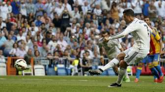 Pemain Real Madrid Cristiano Ronaldo melakukan tendangan penalti namun gagal mencetak gol di Santiago Bernabeu (10/5). Reuters/Paul Hanna