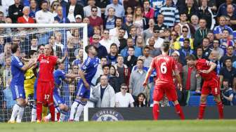 Steven Gerrard mencetak gol ke gawang Chelsea (10/5) [Reuters/John Sibley]