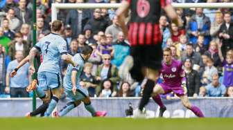 Pemain City Sergio Aguero mencetak gol ke gawang QPR (11/5) [Reuters/Jason Cairnduff]