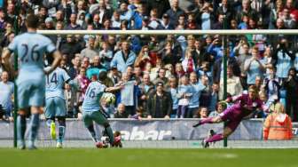 Pemain City Sergio Aguero mencetak hattrick ke gawang QPR lewat titik penalti (11/5) [Reuters/Jason Cairnduff]