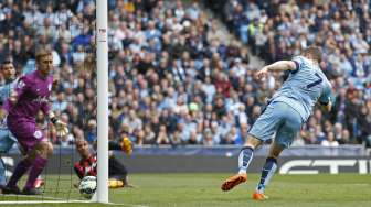 James Milner mencetak gol ke gawang QPR (11/5) [Reuters/Andrew Yates]