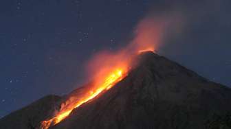 Karangetang terus mengeluarkan guguran lava mencapai kurang lebih 500 meter dari kawah dengan kegempaan fluktuatif sejak bulan lalu.